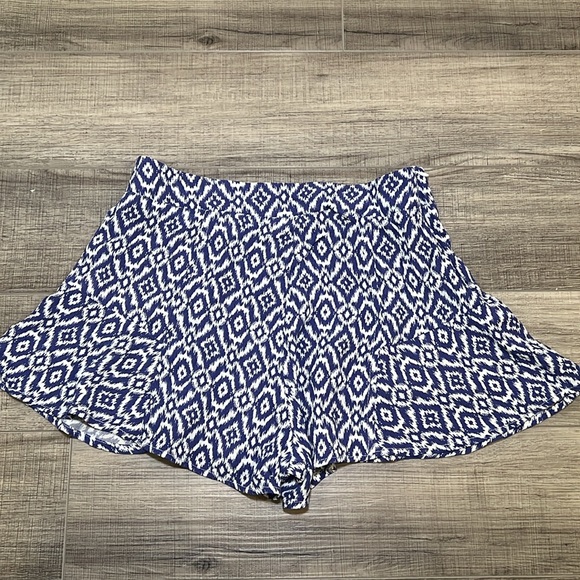 Lucy love, Blue and white shorts - Picture 2 of 4